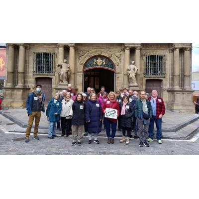 Vecinos de Etxabakoitz Norte defienden su jardín en el Ayuntamiento