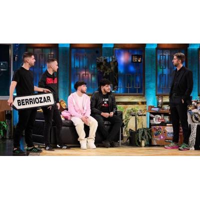 Los navarros Los Linaje recuerdan a Robe en 'La Revuelta' con un emotivo regalo para David Broncano: "Era digno de escuchar"