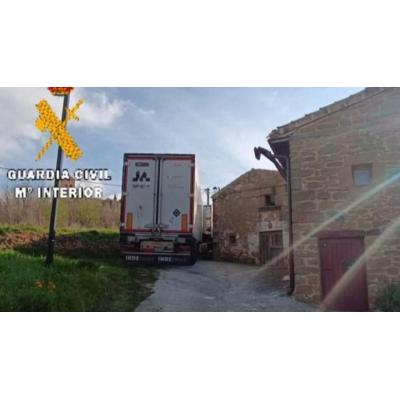 Imágenes del camión atrapado en Sánsoain