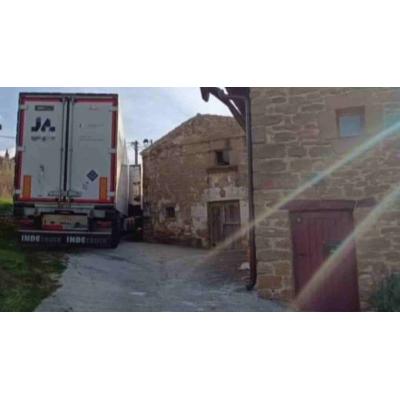 Un error de ruta deja bloqueado un camión con 25 toneladas de patatas en un pueblo de Navarra