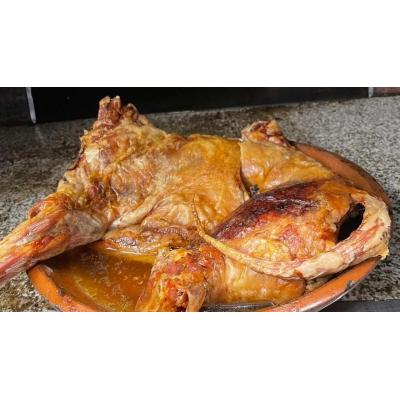 El cordero asado en horno de leña, con mimo y sin prisas, espera en el restaurante Terete