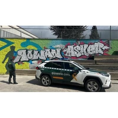 Investigan a un joven de Pamplona por pintar un grafiti sobre el mural del frontón de Cordovilla