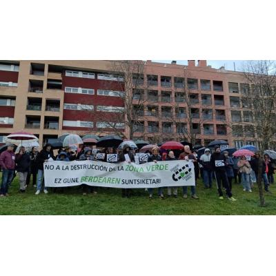 El barrio que mantiene su pulso contra Asiron: la lluvia no frena la protesta por la eliminación de una gran zona verde