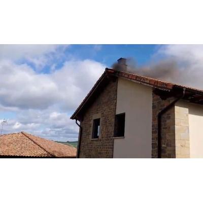 Incendio en el tejado de una vivienda en un pueblo de Navarra: movilizados bomberos y Policía Foral