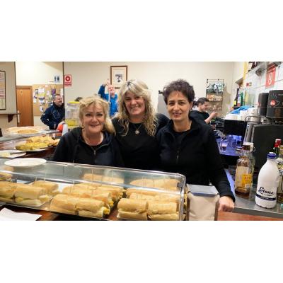 El bar "mítico" de un polígono de Navarra que sirve 140 comidas al día: menú casero con brasa y café por 14,70€