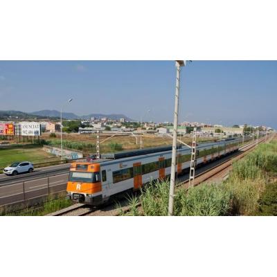 Un tren choca contra un árbol caído en la vía en Girona