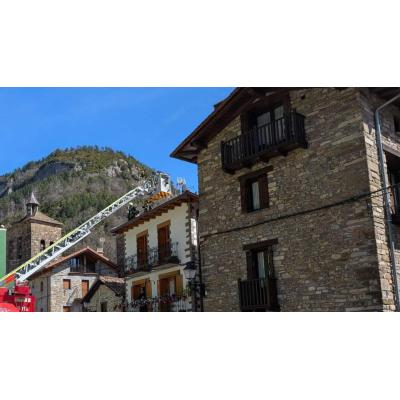 Intervención urgente por un fuego en la chimenea de una casa de Urzainqui: la colaboración de los vecinos ha sido clave
