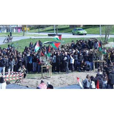 Fotos del homenaje en el jardín palestino que plantó el Ayuntamiento