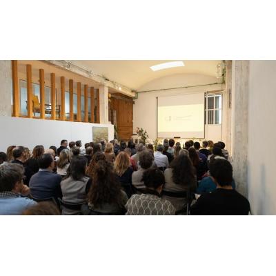 Nackom llama a “invertir más y mejor en comunicación” frente al auge del ruido informativo