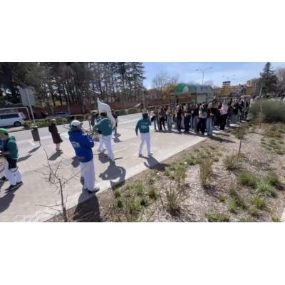 VÍDEO | Jóvenes disfrutan de la charanga que pone ritmo a la bajada hacia la Carpa Universitaria en Pamplona