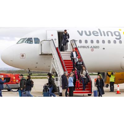 Logroño estrena su conexión aérea con Barcelona: “Por 23 euros, o 40 con maleta, compensa”