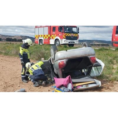 Una conductora trasladada tras salirse de la vía con su coche, que quedó volcado sobre su techo en Tudela