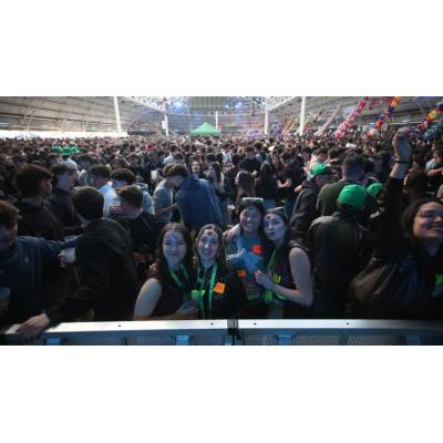 FOTOS | Ambiente festivo y seguridad policial en una Carpa multitudinaria