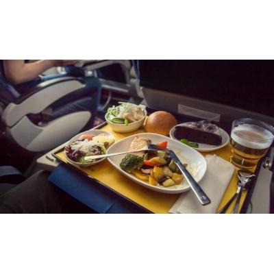 Estos son los alimentos que pueden amargarte un viaje en avión