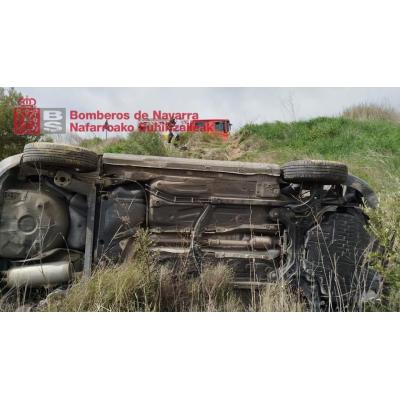 Herida tras salirse de la vía y volcar en la NA-5300 a la altura de San Martín de Unx