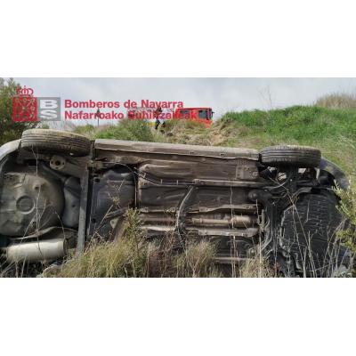 Herida una joven de 24 años tras sufrir una salida de vía y volcar en San Martín de Unx