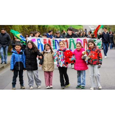 La caminata escolar en Pamplona cierra un mes solidario con iniciativas para apoyar la educación en 22 países