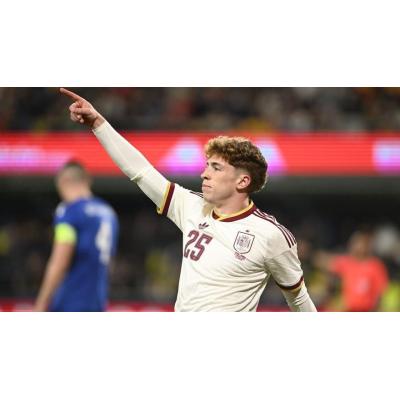 Víctor debuta y marca en la victoria de la selección