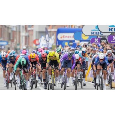 Philipsen se cuela entre Van Aert y Van der Poel