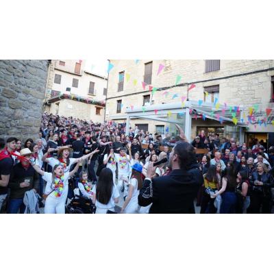 El bar de un pueblo de Navarra cumple 60 años y revoluciona sus calles con los Tenampas