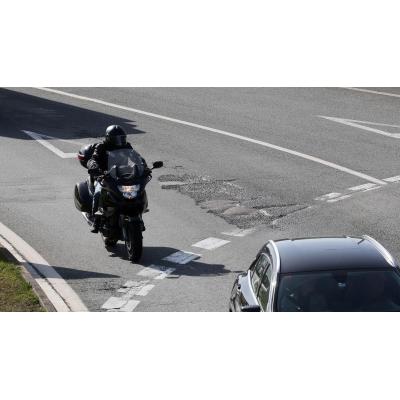 La mitad de la red navarra de carreteras presenta daños graves en el firme