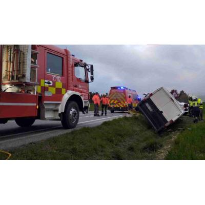 Dos heridos graves tras un accidente en Navarra: su furgoneta vuelca y choca contra una acequia