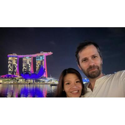 Un pamplonés en Singapur que ha fundado una peña osasunista y se ha casado con una oriental: "Nos casó un cura cordobés"