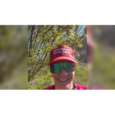 La historia detrás de la gorra viral con la que Pedro Sánchez desafía a Trump