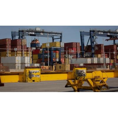 Los precios de exportaciones industriales bajan un 2,4% en febrero y los de importaciones se hunden un 4,3%