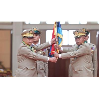 El líder del Ejército birmano deja su cargo y se perfila como presidente