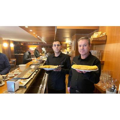 Las últimas tortillas de patata de Josean en un histórico bar de Pamplona que cierra: "Nos machacan a impuestos"