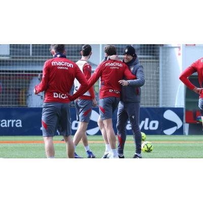 Iker Benito entrena por primera vez con el grupo tras su lesión de cruzado y Moro es duda
