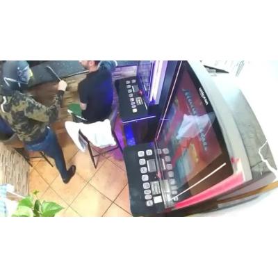 Intenta atracar con un machete un bar de Málaga y los clientes acaban a carcajadas