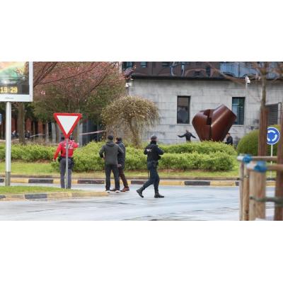 Fotos del dispositivo desplegado en el Palacio de Justicia de Navarra por la presencia de una maleta sospechosa