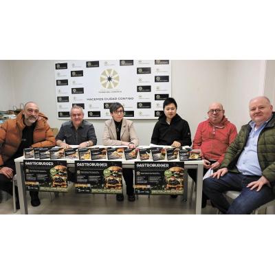 Trece hosteleros de Estella reeditan la feria de la hamburguesa
