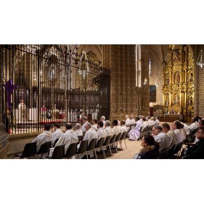 Los óleos que viajan desde la catedral de Pamplona a las 735 parroquias de Navarra