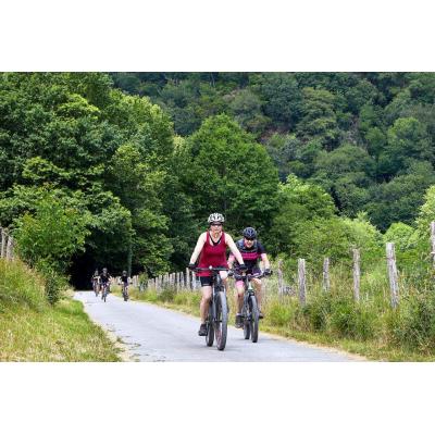 Abre en Bertiz un nuevo centro de cicloturismo con bicis, taller y rutas junto a la Vía Verde del Bidasoa