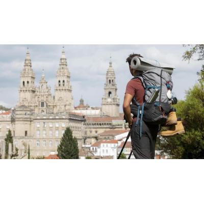 ¿A dónde van 300.000 sábanas al año, ropa y calzado de los peregrinos del Camino de Santiago?