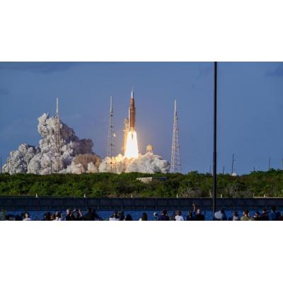 Cuatro astronautas ya van rumbo a la Luna