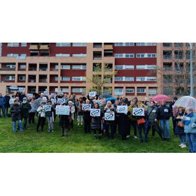 Las vacaciones no frenan la protesta contra Asiron: vecinos desafían la lluvia para defender un pulmón verde en Pamplona
