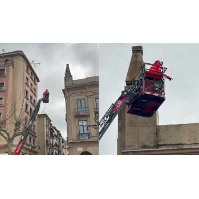 Bomberos de Trinitarios intervienen por un desprendimiento de fachada en la Plaza del Castillo