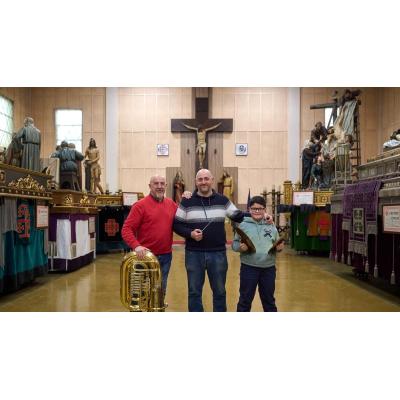Padre, hijo y abuelo coinciden en la banda de música de la Hermandad de la Pasión de Pamplona