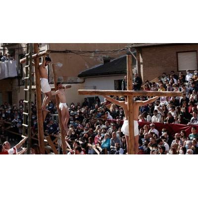 El pueblo de Navarra que revive la Pasión de Cristo con una cruz de más de 100 kilos este Viernes Santo