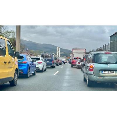 Cortada la N-I en Idiazabal por el incendio en un camión que circulaba hacia Vitoria