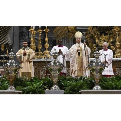 El papa lamenta una humanidad "de rodillas" por tanta brutalidad en la misa de la Cena del Señor