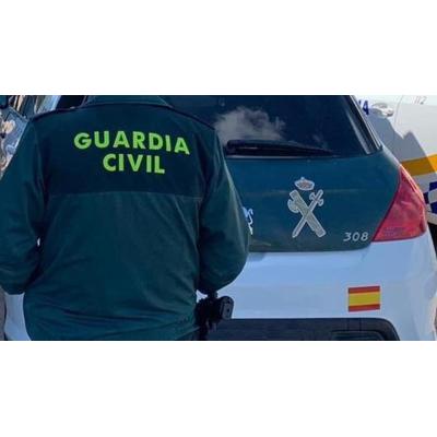 Incautan una narcolancha, un tractor y 130 garrafas de gasolina en Almería