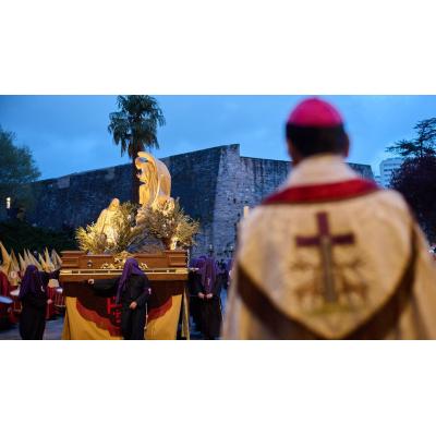 El Jueves Santo más espiritual de Pamplona recorre en procesión el Casco Antiguo entre tambores y silencio