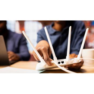 Una llave de metal sobre el router de casa, el curioso truco que quiere mejorar la conexión wifi
