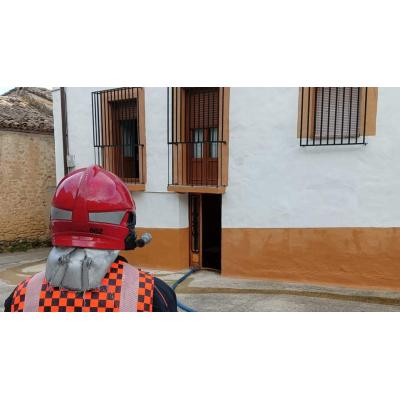 Bomberos y sanitarios intervienen en Villatuerta tras un incendio en una vivienda: una mujer trasladada al Hospital
