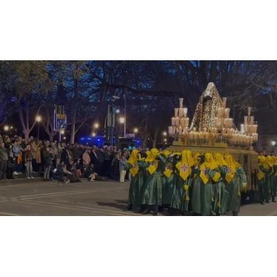 Vídeo: Un espontáneo canta una saeta a La Dolorosa a su paso por San Lorenzo